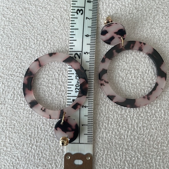 Circle purple tortoise shell hoop earrings - Picture 2 of 4